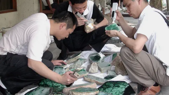 ၂၀၀၆ တုန်းက နေပြည်တော်ကျောက်မျက်ပြပွဲကို ရောက်လာကြတဲ့ တရုတ်ကုန်သည်များ