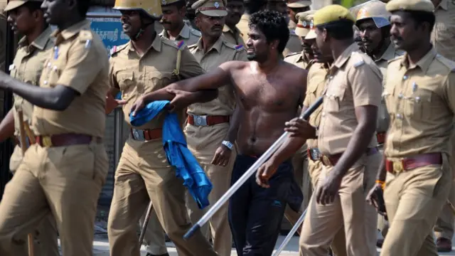 ஜல்லிக்கட்டு நிரந்தர சட்டம் வேண்டிசென்னையில் போராடியவர்கள்