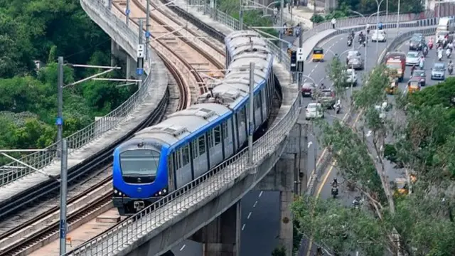 கோவிட்-19: பேருந்து, ரயில் மற்றும் மெட்ரோ ரயிலில் பாதுகாப்பாகப் பயணிப்பது எப்படி?