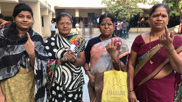 குஜராத் தேர்தலில் வாக்குபதிவு செய்த பெண்கள்