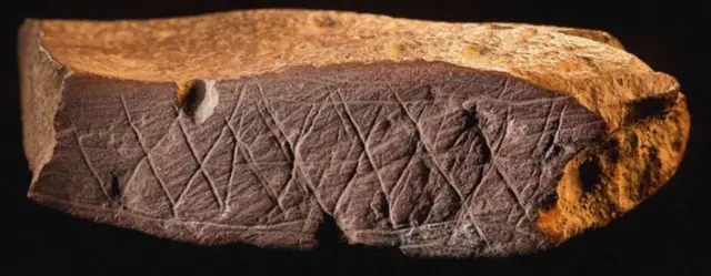 Une des pièces d'ocre délibérément gravées de la grotte de Blombos.