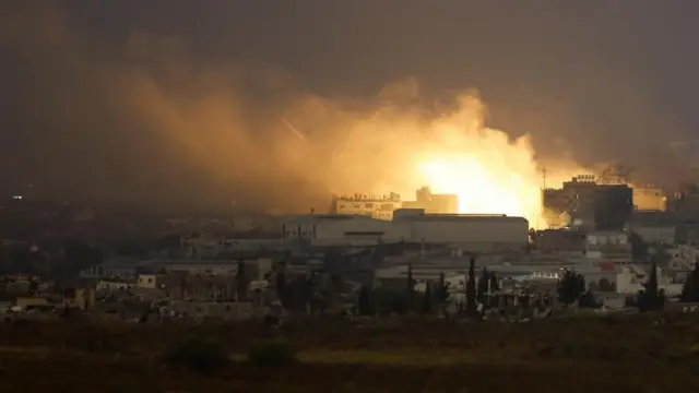 Umwotsi uzamuka hejuru y'inyubako 