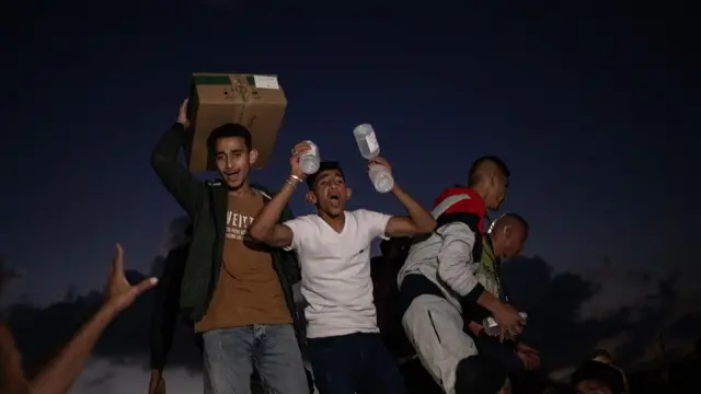 فرحة فلسطينيين في غزة بعد الحصول على مساعدات خلال إنزال جوي