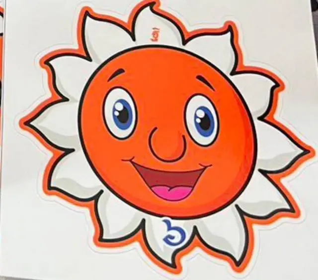 แบบสติกเกอร์ “พระอาทิตย์ยิ้มแฉ่ง” ที่เปิดเผยผ่านแฟนเพจของนายวิโรจน์