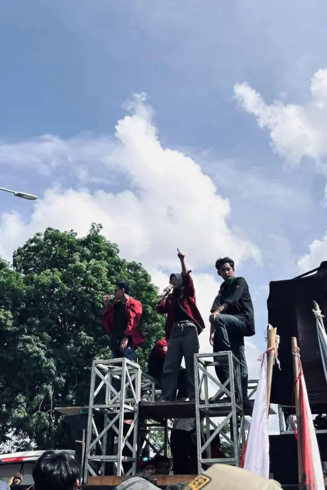 Rossa Tri Rahmawati Bahri (tengah) ikut terlibat dalam aksi di Samarinda, Kaltim, Selasa (24/01).