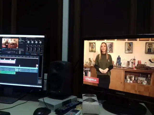 два екрана, на једном новинарка у ТВ емисији, на другом монтажа те емисије