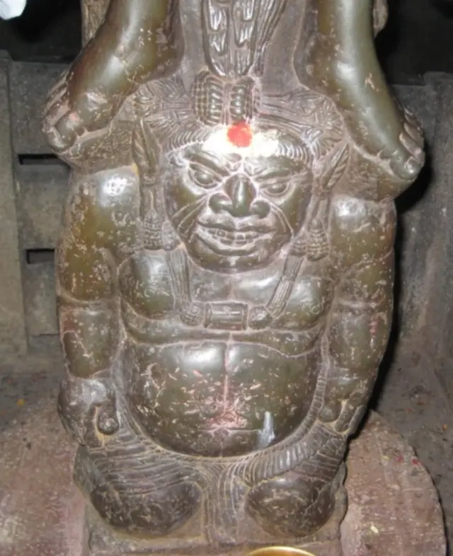 గుడిమల్లం దేవాలయంలోని శివుడి విగ్రహం పాదాల కింద ఉన్న మరో విగ్రహం