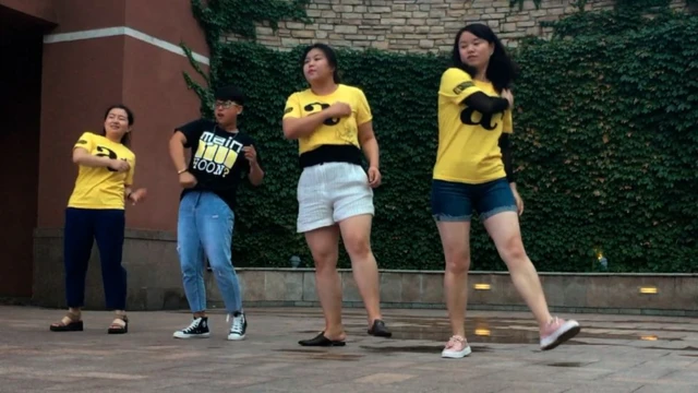 దంగల్ సినిమాలో ఓ పాటకు స్టెప్పులేస్తున్న చైనా యువత