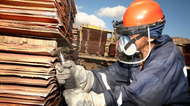 persona trabajando con cobre en Chile