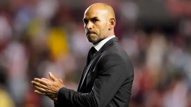 پاکو خمس، سرمربی تراکتور، سابقه مربی‌گری در تیم رایو وایکانو را نیز دارد