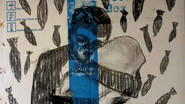 بالأبيض والأسود رسم لأب يحتضن ابنه الرضيع، تتساقط عليهم الصواريخ على لوحة المساعدات.