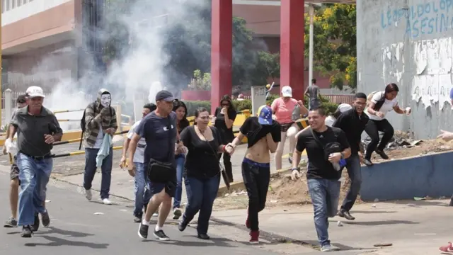 Manifestantes huyen de las bombas lacrimógenas durante protesta en Puerto Ordaz.