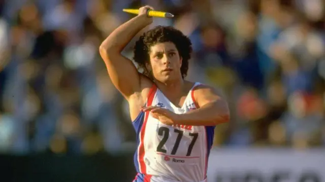 فاطیما ویتبرد چهارده سال اول زندگی خود را در مرکز نگهداری از کودکان بیسرپرست گذراند. اما بعدها رکورد جهانی پرتاب نیزه را شکست و مدال طلای قهرمانی جهان و اروپا را بدست آورد