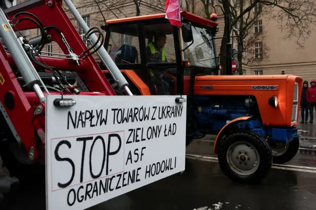 Um agricultor polonês utiliza um trator numa estrada durante um protesto contra pressões sobre os preços, impostos e regulamentação verde, queixas partilhadas por agricultoresbetsbola clubtoda a Europa,betsbola clubPoznan, Polônia