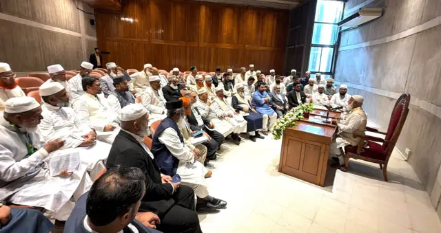 জামায়াত জোটের সংসদীয় দলের সভায় বক্তব্য রাখছেন বিরোধী দলীয় নেতা শফিকুর রহমান