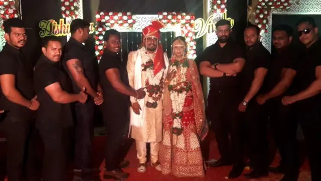 బౌన్సర్ల మధ్య వధూవరులు వివేక్, ఐశ్వర్య