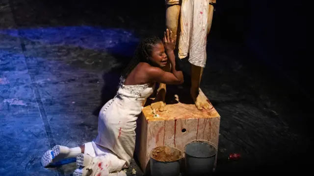 Une actrice nigériane participant à la pièce Antigone en Sicile, Italie - 2021