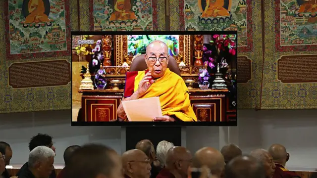 Pemimpin spiritual Tibet, Dalai Lama, berbicara dalam siaran video pada pembukaan Konferensi Keagamaan Tibet ke-15, sebuah pertemuan para pemimpin agama di McLeod Ganj, dekat Dharamsala, pada 2 Juli 2025. Pemimpin spiritual Tibet yang diasingkan, Dalai Lama, pada 2 Juli mengatakan bahwa institusi berusia 600 tahun ini akan terus berlanjut setelah kematiannya, sebuah keputusan yang akan memiliki dampak besar bagi para pengikut Buddha-nya.