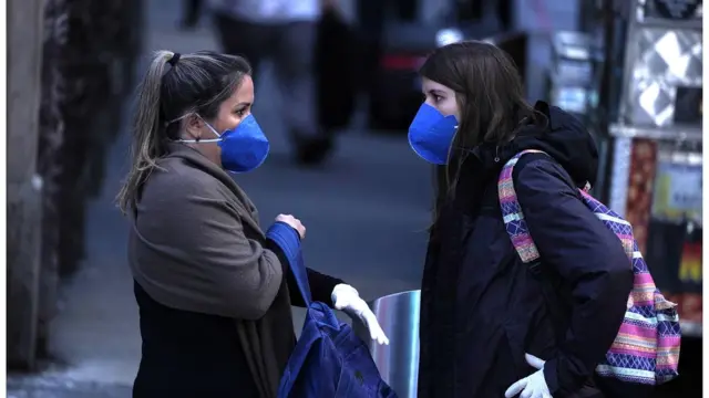 美国纽约市宥有市民戴口罩出门。