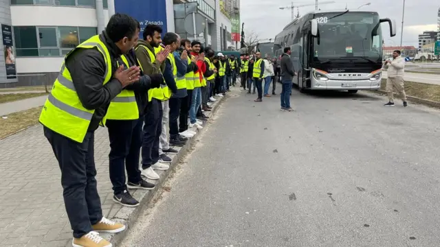 विद्यार्थ्यांना घेऊन जाणारी बस