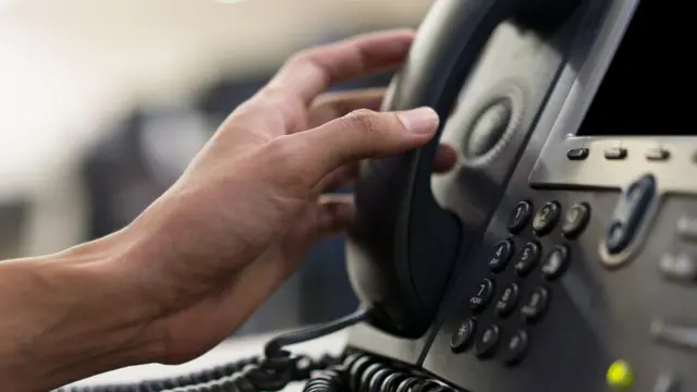 Mão segurando telefone usadopré aposta esporte bettelemarketing