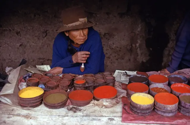 Una mujer indígena peruana en un puesto de venta de especias en una imagen de archivo.