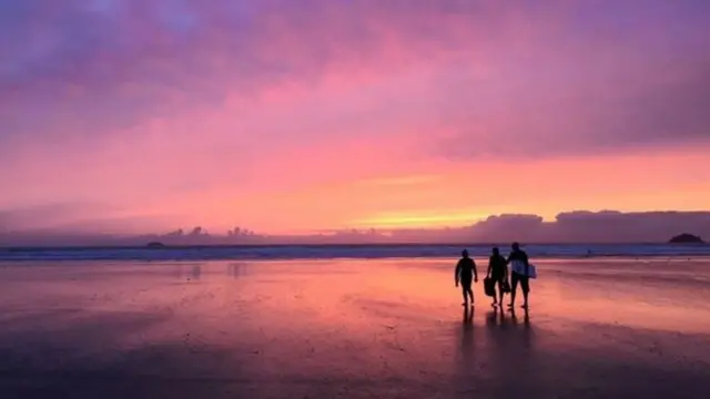 مشي على الشاطيء