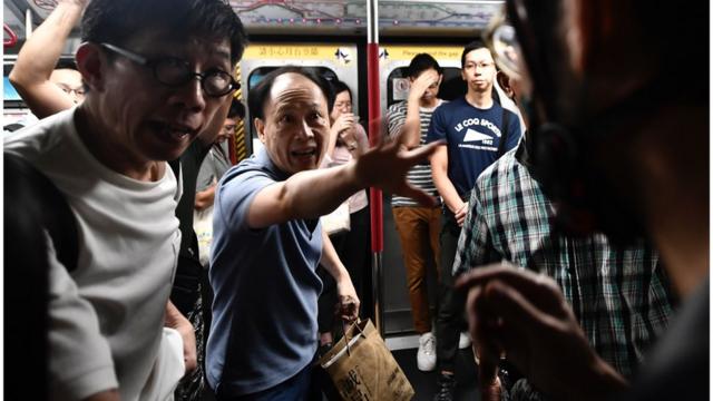 示威者在地铁发起不合作运动引起乘客不满。