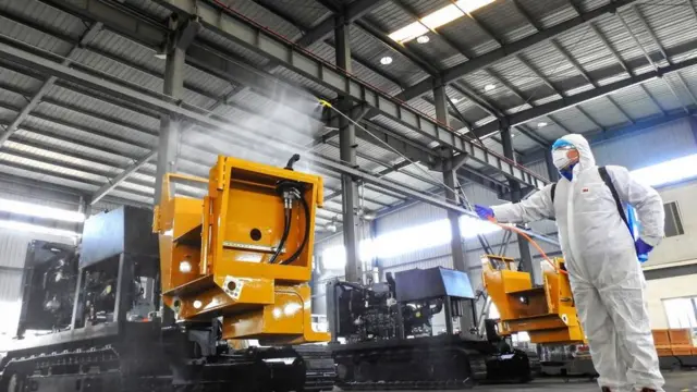 Data kantor statistik China memperlihatkan bahwa pabrik kesulitan pekerja.