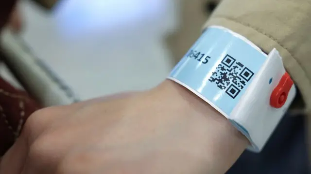 香港有人剪掉电子手带逃避强制检疫，政府将成立举报热线。