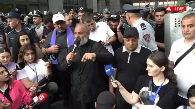 Ermənistan keşiş Yerevan etiraz