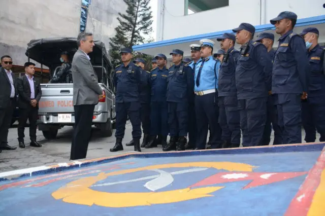 प्रहरी अधिकारीहरूसँग गृहमन्त्री ओमप्रकाश अर्याल 