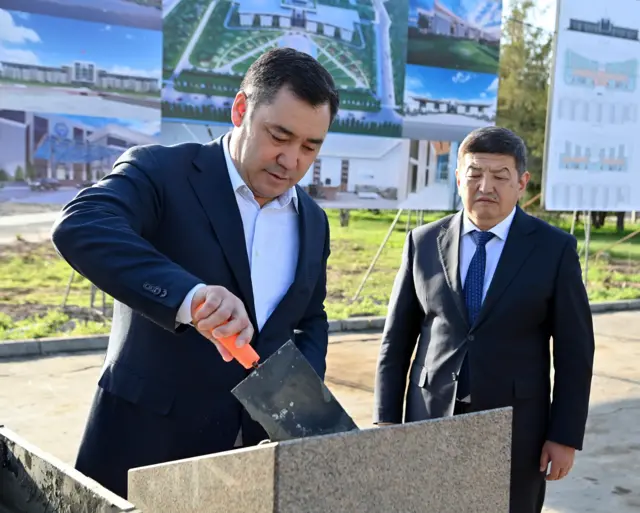 К﻿онституция боюнча аткаруу бийлигин президент башкарат, президент жооп берет