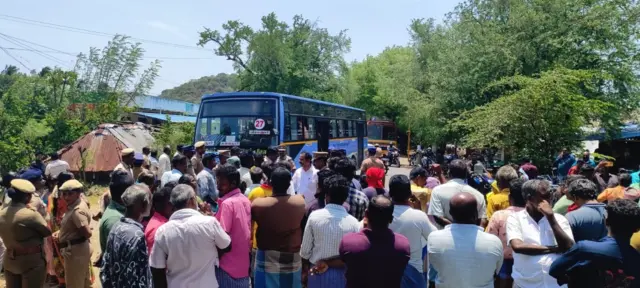 கால் மேல் கால் போட்டுள்ள அம்பேத்கர் சிலை 