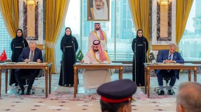 د سعودي عرب ولیعهد محمد بن سلمان دوه ورځې مخکې مکې ښار کې د پاکستان او ترکیې له مشرانو سره دفاعي تړون لاسلیک کړ