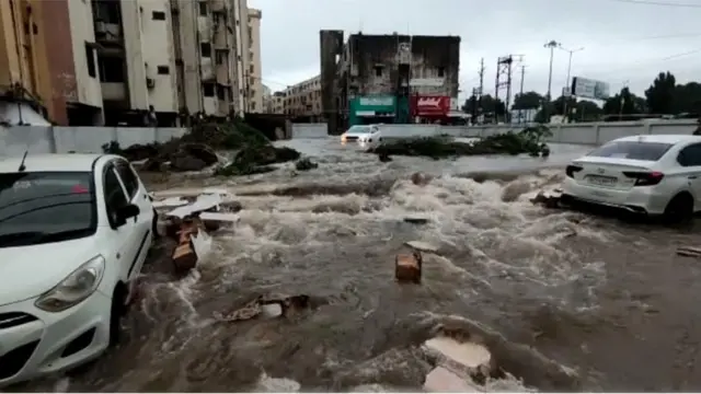 ભરડવા ગામની , બનાસકાંઠા પૂર, ભૂપેન્દ્ર પટેલ, ગેનીબહેન ઠાકોર, સુઈગામ ભાભર, ડીસા, સરકાર પાસે સહાયની માગ, બીબીસી ગુજરાતી ગ્રાઉન્ડ રિપોર્ટ