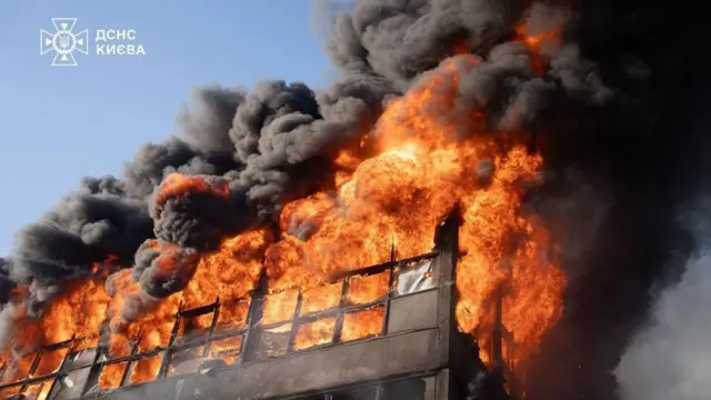 Полум'я в Києві внаслідок російської атаки