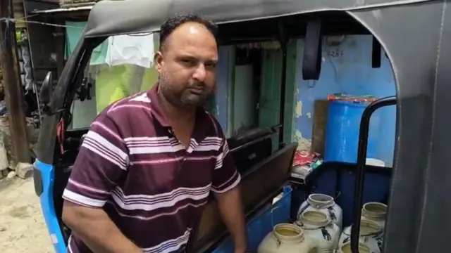 विक्की अपने ऑटो में पानी की केन से पानी भरकर ले जा रहे हैं