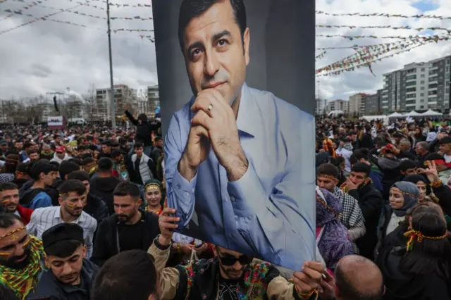 Kalabalık, dev bir Selahattin Demirtaş portresi