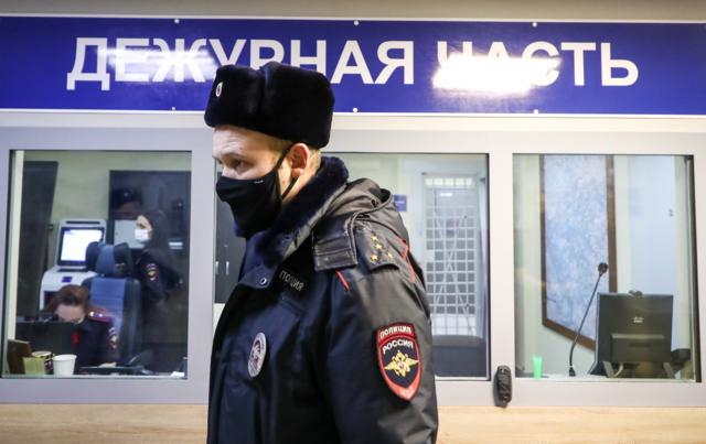 В Москве полиция приходит домой к участникам акций памяти Навального