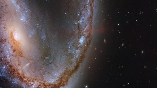 哈勃望远镜拍摄的NGC2442星系
