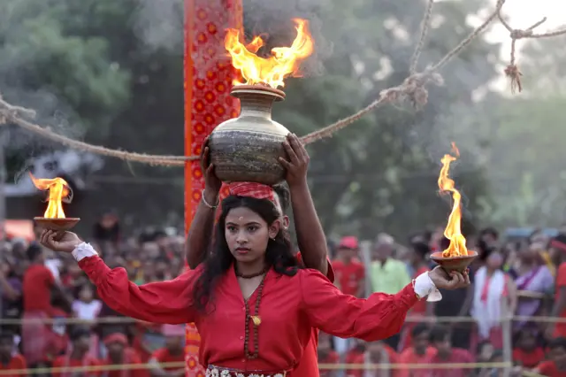 အိန္ဒိယနိုင်ငံ အရှေ့မြောက်ပိုင်းက ဘန်ဂါအွန်ရွာမှာပြုလုပ်တဲ့ဘာသာရေးချီတက်ပွဲမှာ မီးနဲ့ကစားပြုနေတဲ့ ဟိန္ဒူဘာသာဝင်တစ်ဦး 