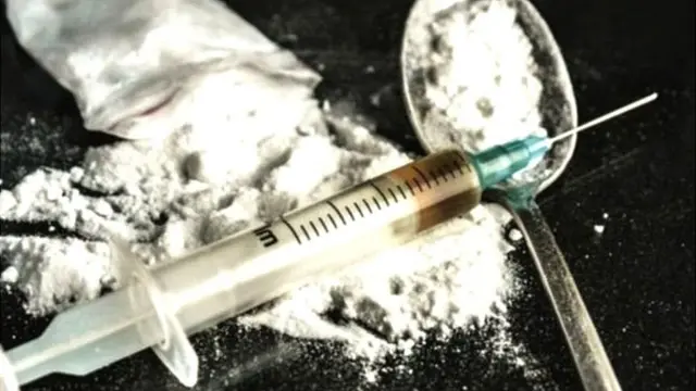 போதைப்பொருளுக்கு அடிமை