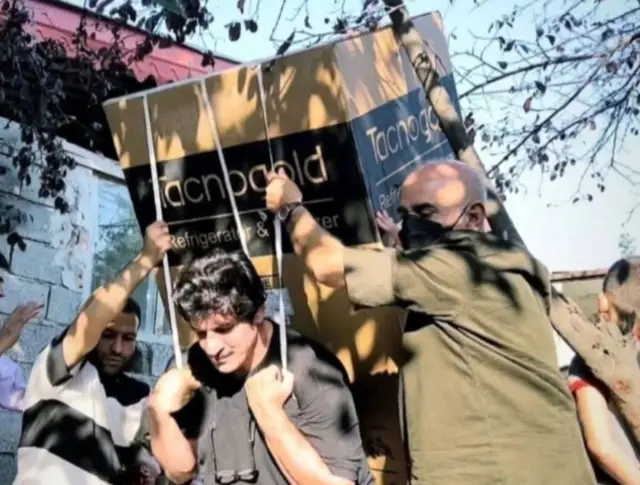 در سالهای اخیر تصاویری از رسول خادم در حال کمک به مردم آسیبدیده ایران در نقاط مختلف منتشر شده است