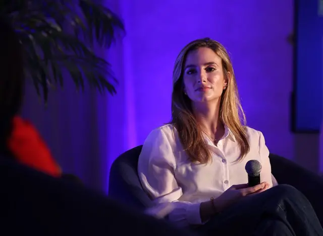 Kalshi Kurucu Ortağı ve COO'su Luana Lopes Lara ile Phantom Kurucu Ortağı ve CEO'su Brandon Millman'ın katılımıyla 16 Nisan 2026'da Santa Monica, Kaliforniya'daki Regent Santa Monica Beach'te düzenlenen "Inc. Founders House Los Angeles Sunar: Düzenleyici Bürokrasi Ortamında Hızlı Büyüme" etkinliğinde Luana Lopes Lara konuşma yapıyor.