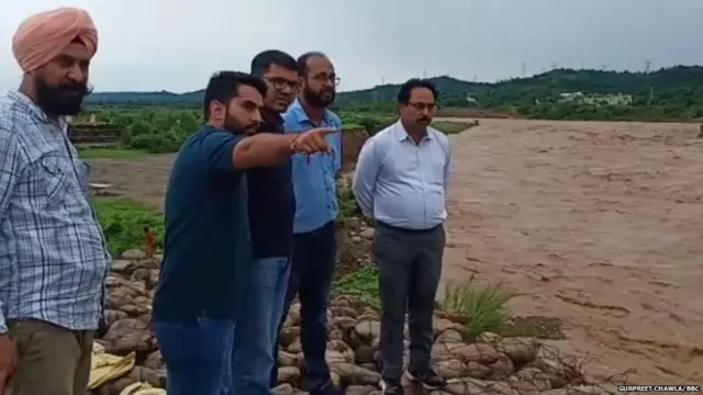 ਡੀਸੀ ਪਠਾਨਕੋਟ ਰਾਮਵੀਰ ਅਤੇ ਹੋਰ ਅਫ਼ਸਰਾਂ ਨੇ ਚੱਕੀ ਅਤੇ ਉੱਜ ਦਰਿਆ ਦੇ ਇਲਾਕਿਆਂ ਦਾ ਦੌਰਾ ਕੀਤਾ।