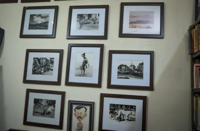 સત્યનારાયણ ઐયરના ખેંચેલા ફોટોગ્રાફ્સ લગાવેલી દીવાલ