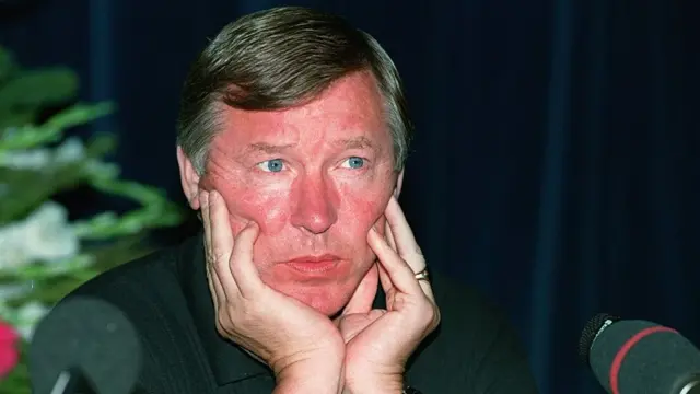 Alex Ferguson basın toplantısı yapıyor.