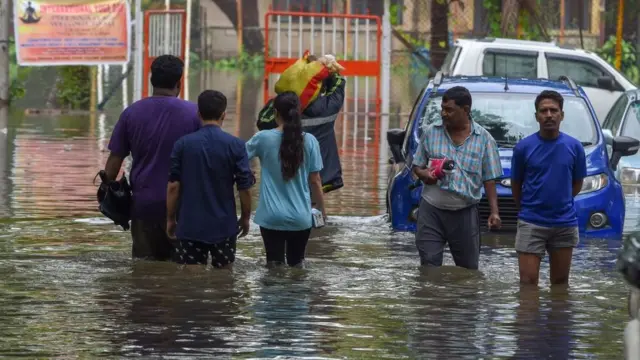 জলমগ্ন হয়ে রয়েছে শহরের বহু রাস্তাই
