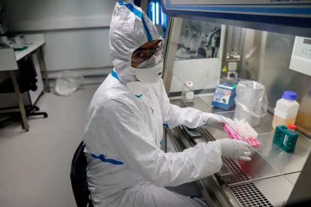 Una persona trabajando en un laboratorio.